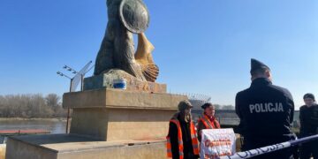 Aktywistkom Ostatniego Pokolenia grozi 8 lat więzienia. Chodzi o zniszczenie Warszawskiej Syrenki